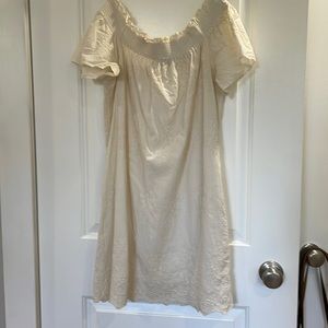 Cute off-white dress with embroidered detail